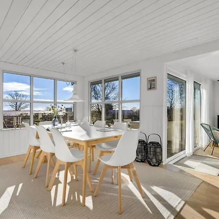 4 Bedroom Cozy In Holiday home *