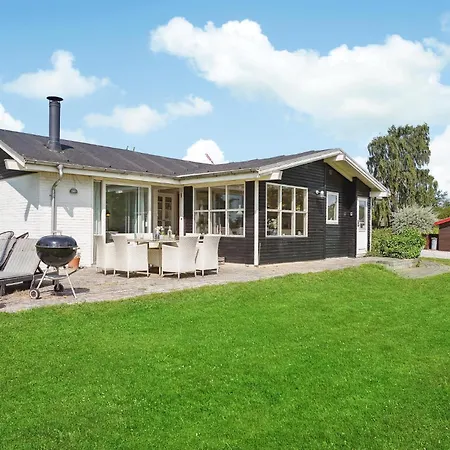 Holiday home 4 Bedroom Cozy In
