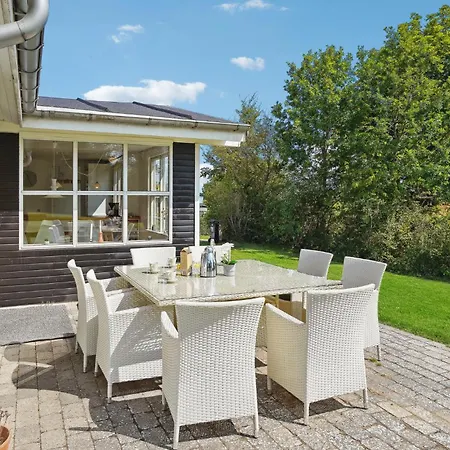 4 Bedroom Cozy In Holiday home *