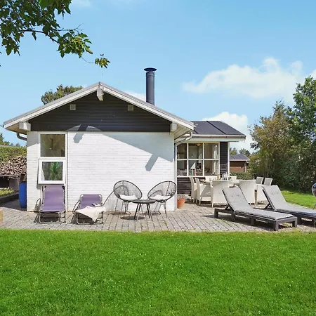 4 Bedroom Cozy In Holiday home